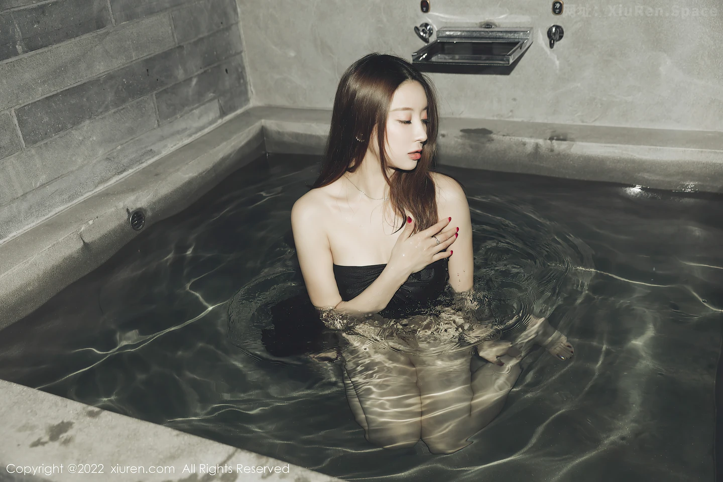 图片[3]-[XiuRen秀人网]VOL.5091 模特筱慧三亚旅拍室内浴室性感黑色薄透服饰湿身撩人诱惑写真55P-秀人网官方网站